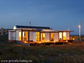 Haus mit möblierter Terrasse