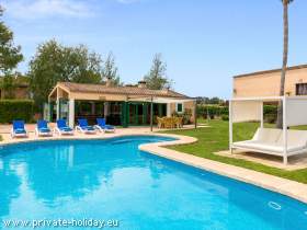 Modernisiertes Landhaus mit Pool