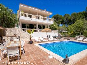 Villa mit Pool nahe am Sandstrand