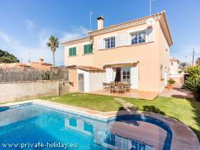 Ferienhaus mit Pool und Terrasse