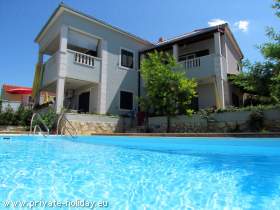 Ferienhaus in Strandnähe mit Pool