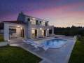 Villa mit Privatpool in Strandnähe